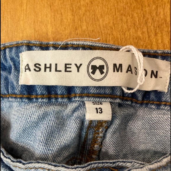 Light wash jeans with flower patches Ashley Mason - Picture 5 of 6